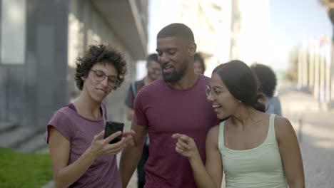 amigos riendo tomando selfies con el teléfono inteligente