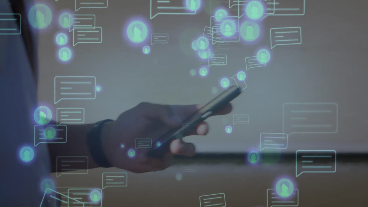 animación de iconos de redes sociales con burbujas de habla sobre un hombre caucásico usando un teléfono inteligente.