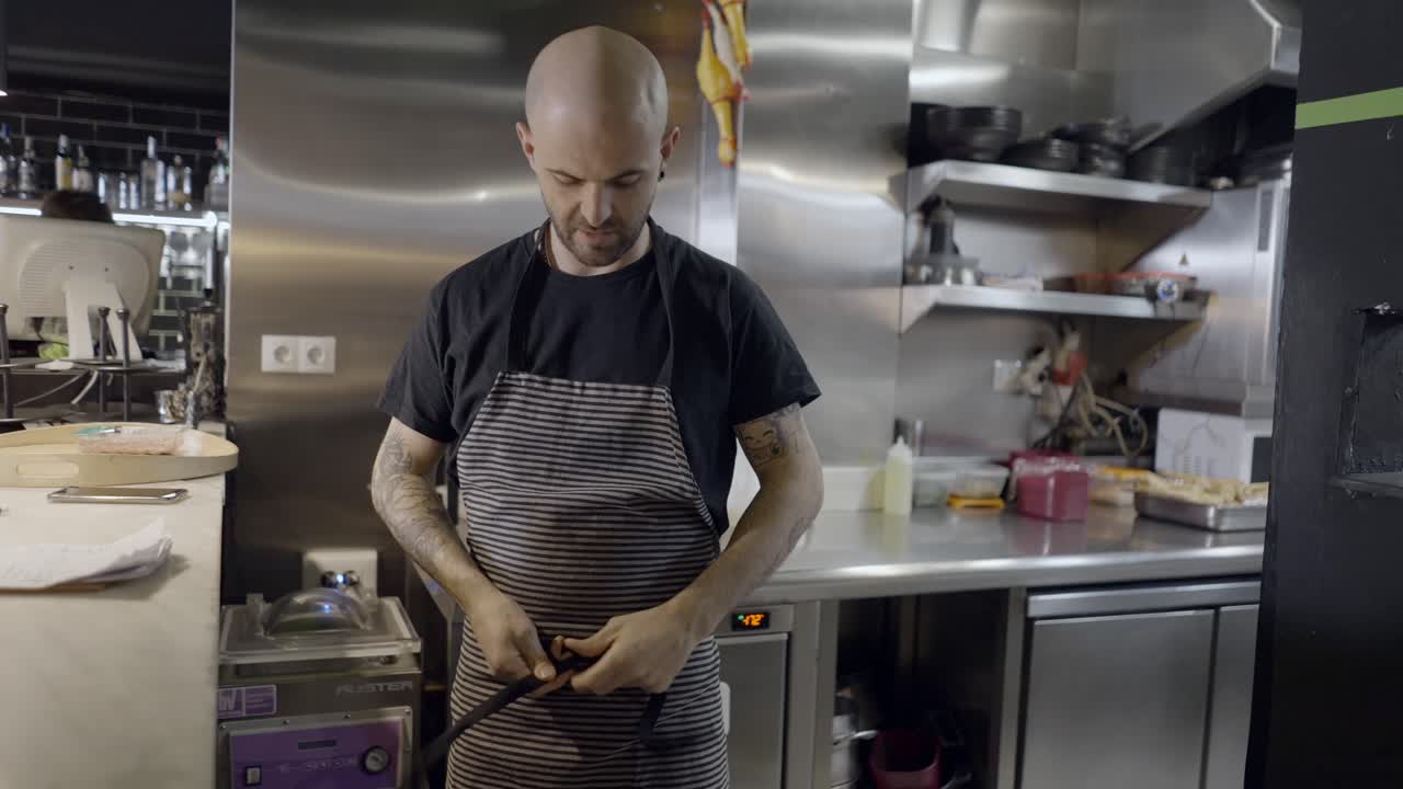 chef en la cocina de un restaurante