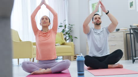fitness, respiración y pareja haciendo yoga