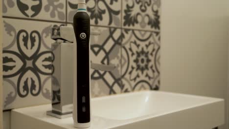 Out-of-battery-on-an-electric-toothbrush