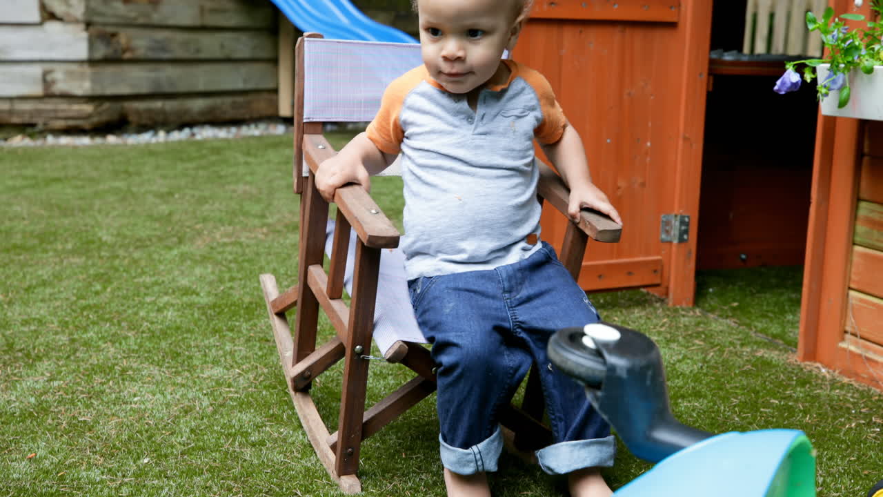niño jugando con una silla 4k