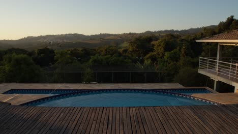 Lapso-De-Tiempo-Al-Atardecer-De-Una-Hermosa-Piscina.