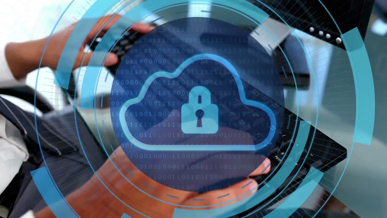 animación de una nube digital con un candado sobre las manos de un hombre biracial escribiendo en una computadora portátil