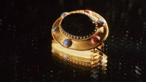 un broche de oro de una sacerdotisa escita de 2000 años de edad, un viejo pendiente, una rueda giratoria, encontrado durante las excavaciones. joyas vintage. religión. primer plano