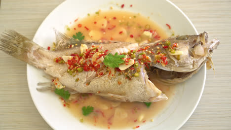 pescado de mero al vapor con lima y chiles - estilo de comida asiática