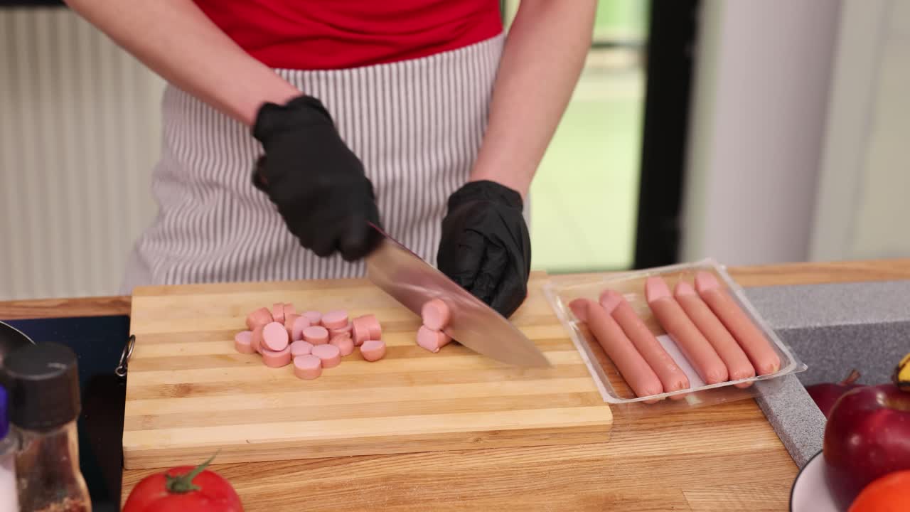 Slicing sausages for cooking