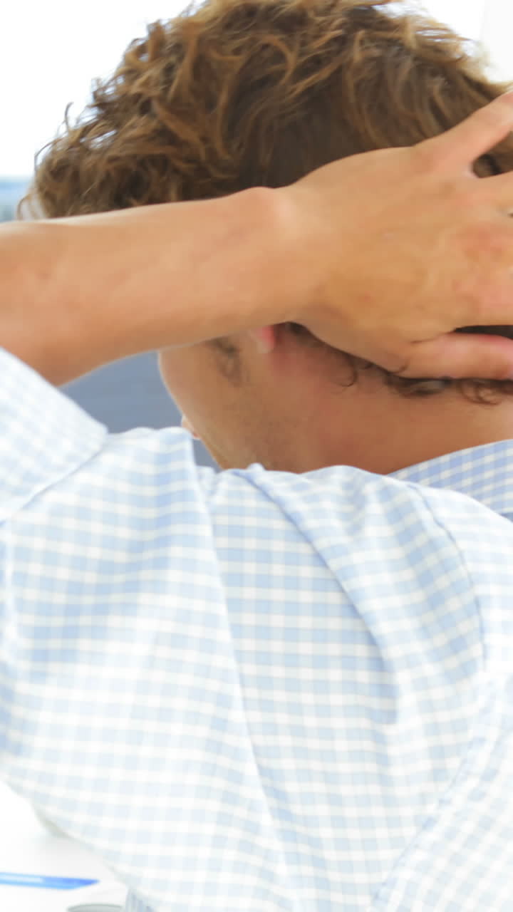 un hombre de negocios agotado reclinado en su silla giratoria