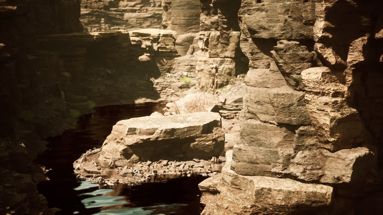 강과 함께 건조한 협곡 풍경