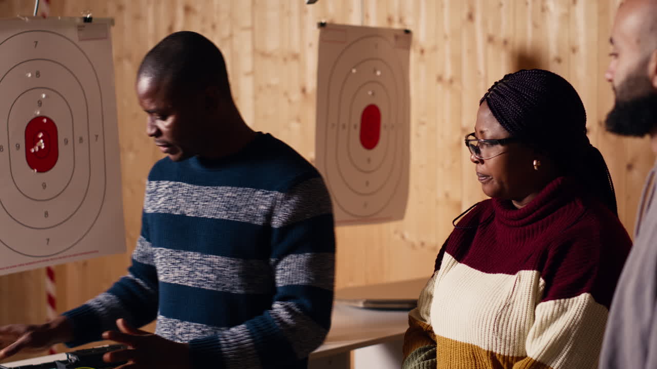 사격장 전문가가 고객을 환영하고 손을 흔들고 있습니다.