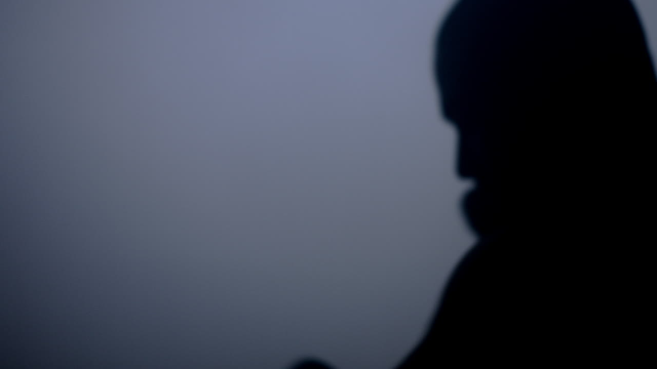 권투 선수의 실루 ⁇ . 실루 ⁇  권투 선수의 훈련 어두운 스튜디오에서. 싸우는 운동