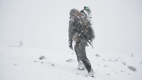 Bogenschießen-Bogen-Elchjagd-Im-Schnee-In-Montana-Im-Oktober-Während-Eines-Schneesturms