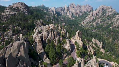 Vuelo-Aéreo-Sobre-La-Carretera-Escénica-De-Needles-En-El-Parque-Estatal-Custer,-Dakota-Del-Sur