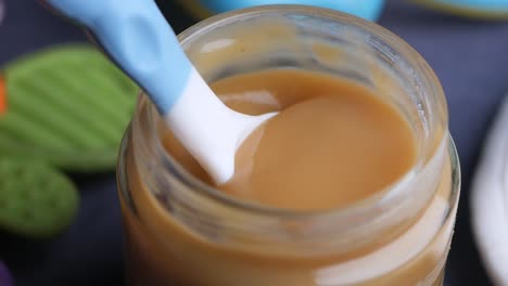 comida para bebés en un frasco con cuchara
