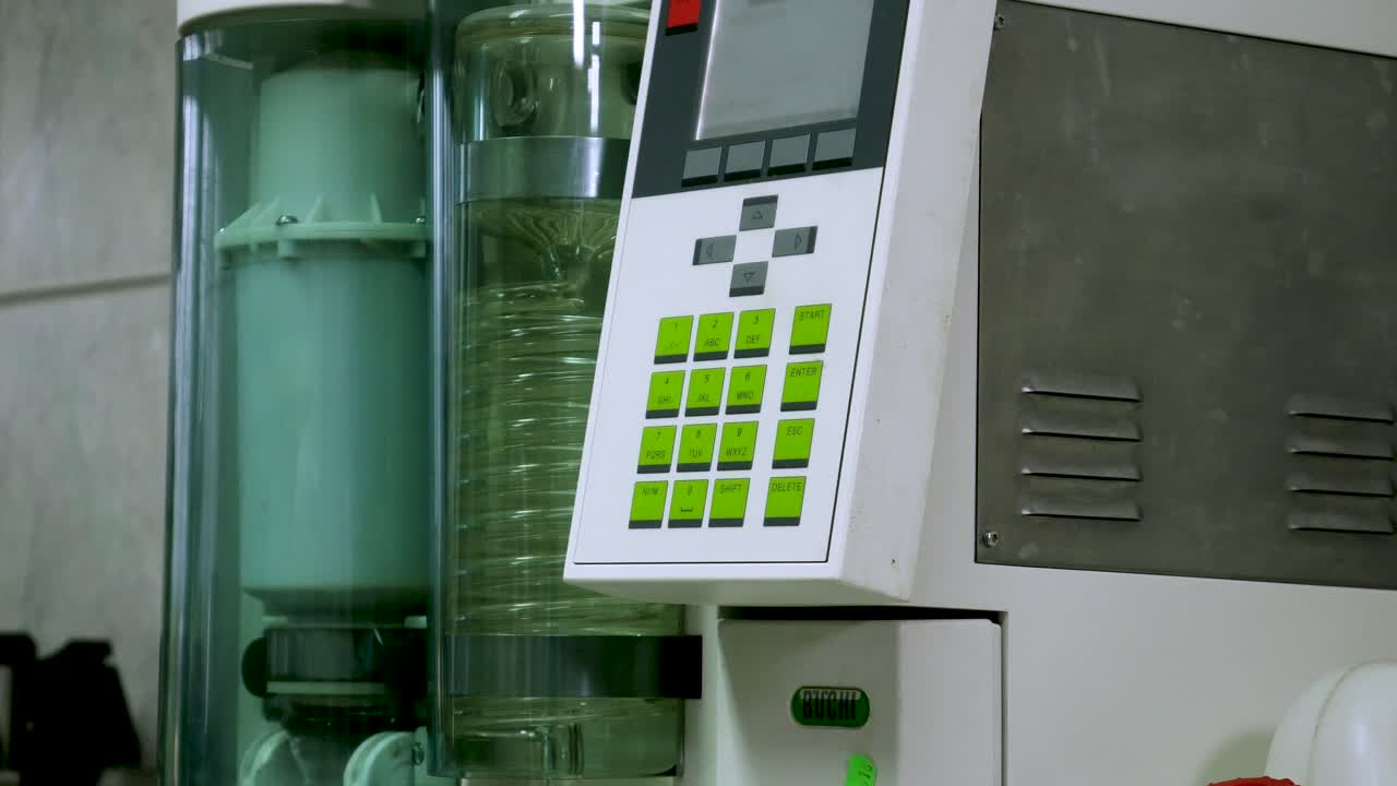 여성의 손이 실험실의 검사 기계에서 값을 클릭하고 있습니다.