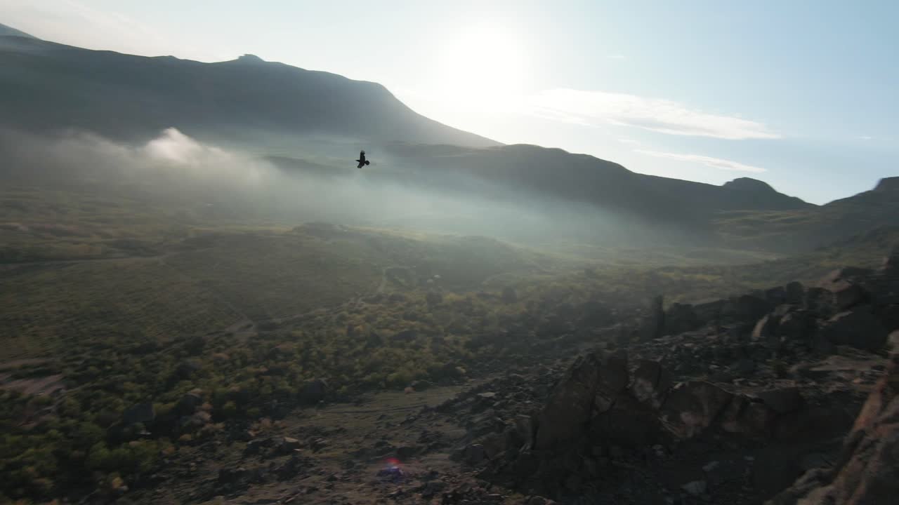 paisaje montañoso con nubes y niebla