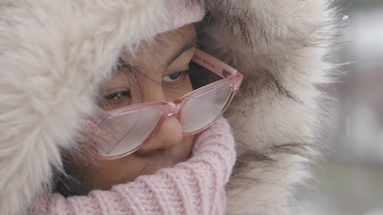 겨울 재을 입은 소녀