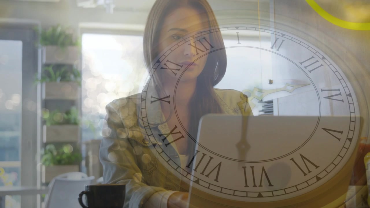 Mujer escribiendo en un portátil en una oficina de negocios, con una superposición de reloj mostrando la hora, respondiendo a una alerta.