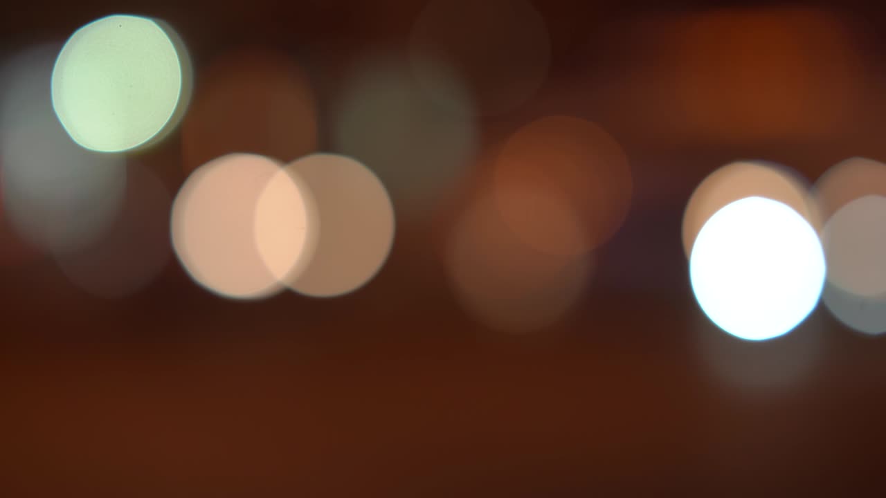 desenfocado y borroso noche ciudad calles luces de tráfico bokeh fondo.