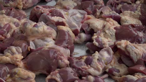 estómago de pollo crudo y hígados en el mostrador listos para la venta