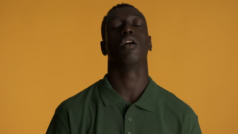 hombre afroamericano en fondo amarillo.