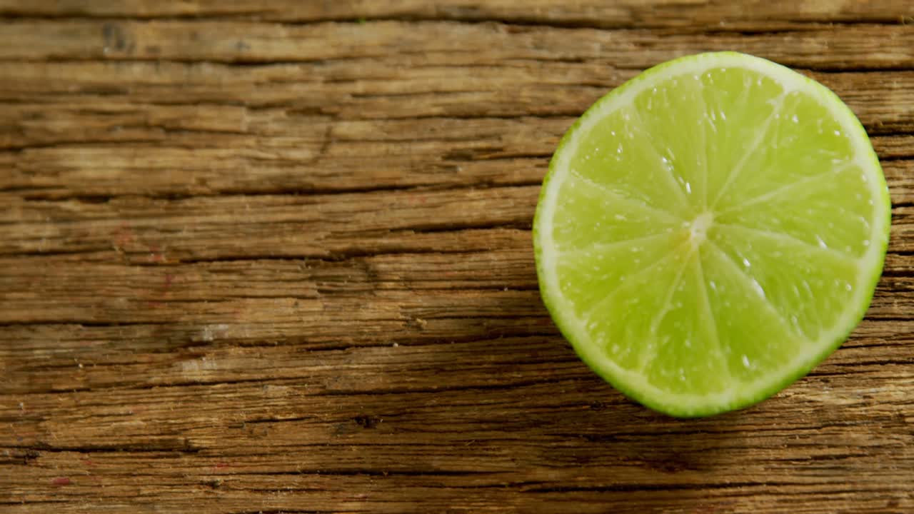 limón a la mitad en una mesa de madera 4k 4k