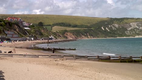 Gente-Jugando-En-Una-Playa-En-Swanage-En-El-Condado-Inglés-De-Dorset-En-La-Costa-Sur