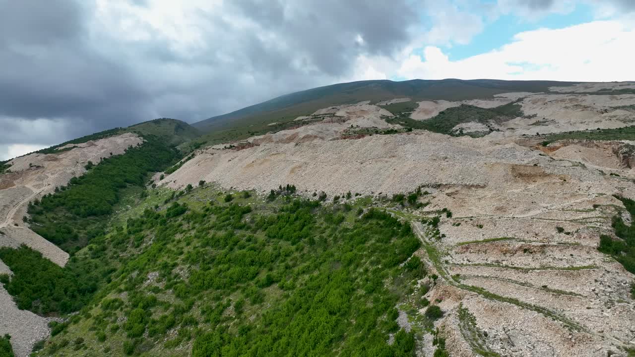 발굴기 를 위한  ⁇  도로 가 있는 산  ⁇  에 있는 큰 채석장