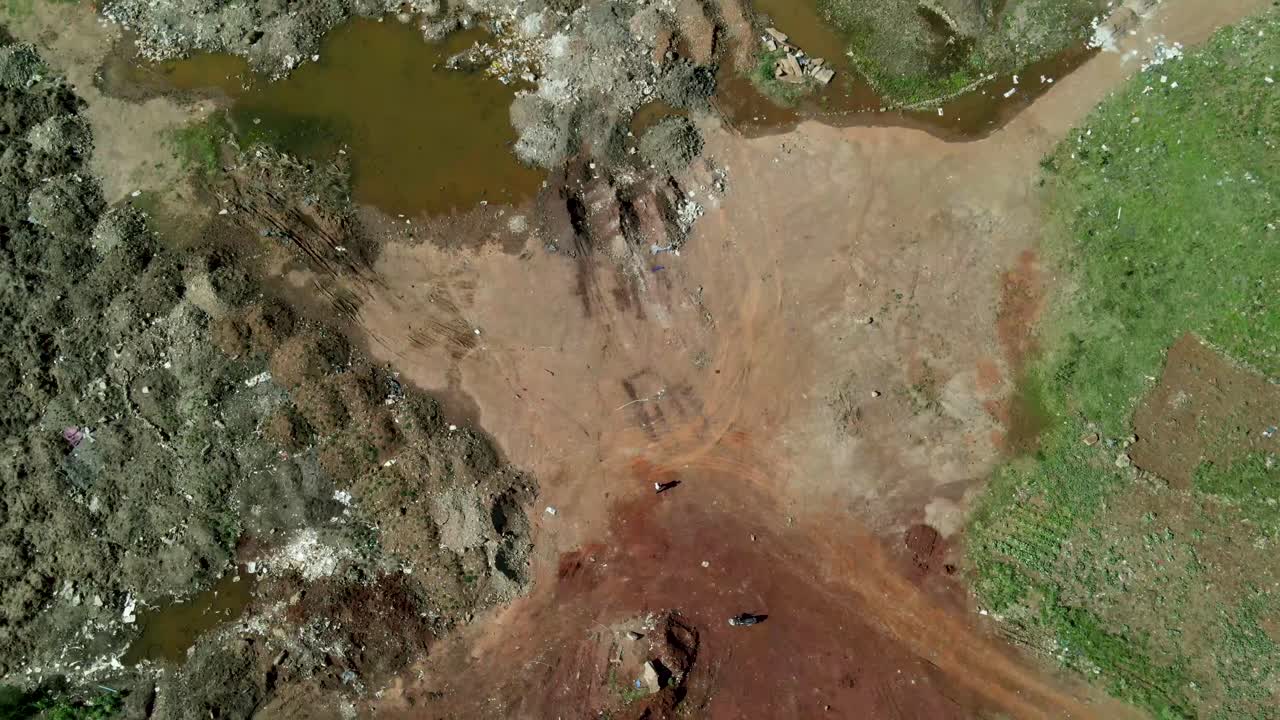 vista aérea de la contaminación del país por el vertido de suelos residuales y basura y degradación en kenia, áfrica