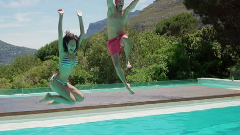 pareja saltando en la piscina