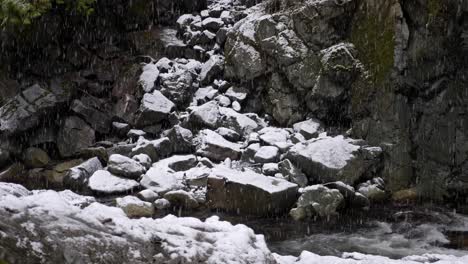 corredeiras no rio com pedregulhos durante o inverno nevado