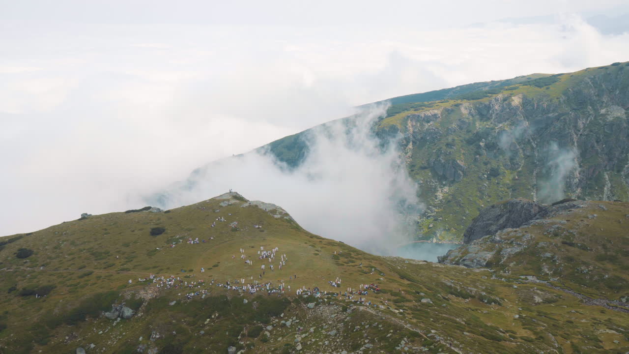 vista desde el pico haramiyata hasta el antiguo pico de oración donde el grupo de la hermandad blanca se prepara para tocar una paneuritmia de danza ritual