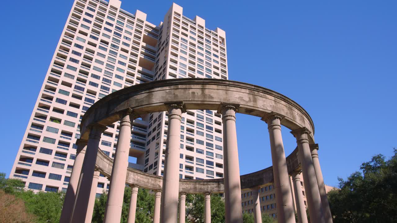 휴스턴 박물관 구역에 있는 메 록웰 컬러네이드 기념비의 낮은 각도