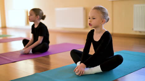 niños en la clase de baile clásico