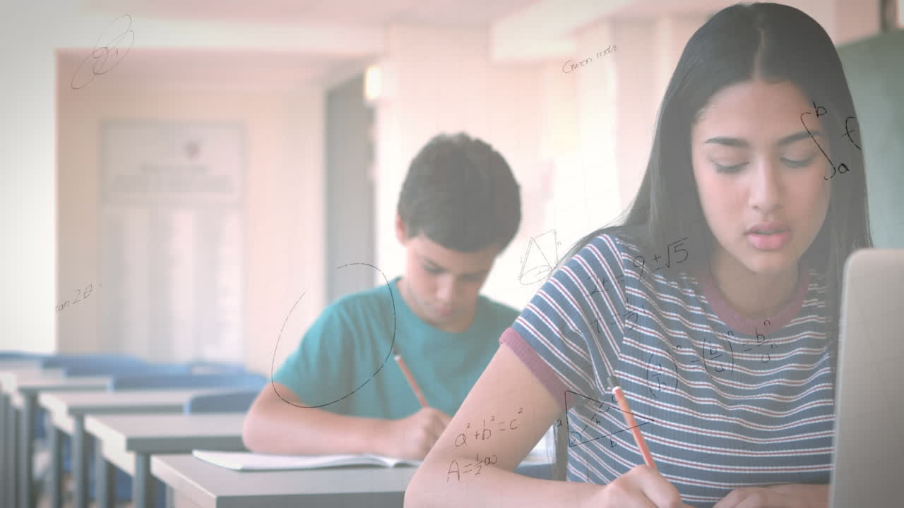animación de ecuaciones matemáticas sobre una colegiala que usa una computadora portátil en el aula