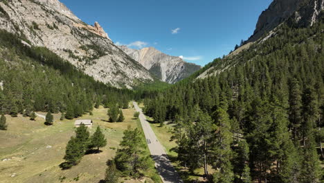 Vuelta-Aérea-Viajando-Sobre-Rebaños-De-Ovejas-En-El-Pastoreo-De-Montañas-Nevadas-Alpes-Franceses