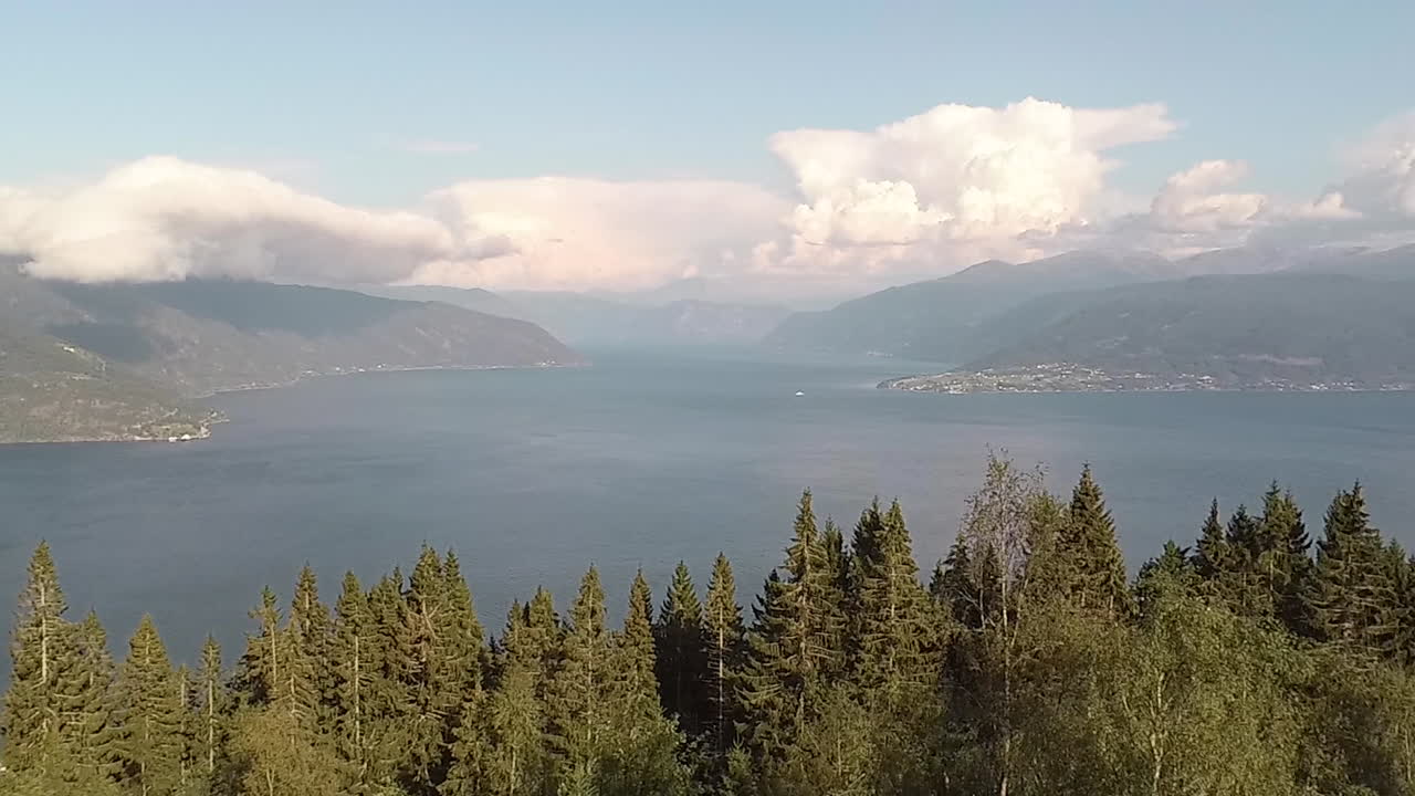 Luftfoto af et træhus og en fjord i Norge.