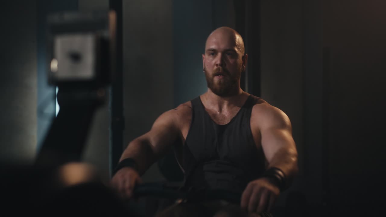 hombre trabajando en una máquina de remo