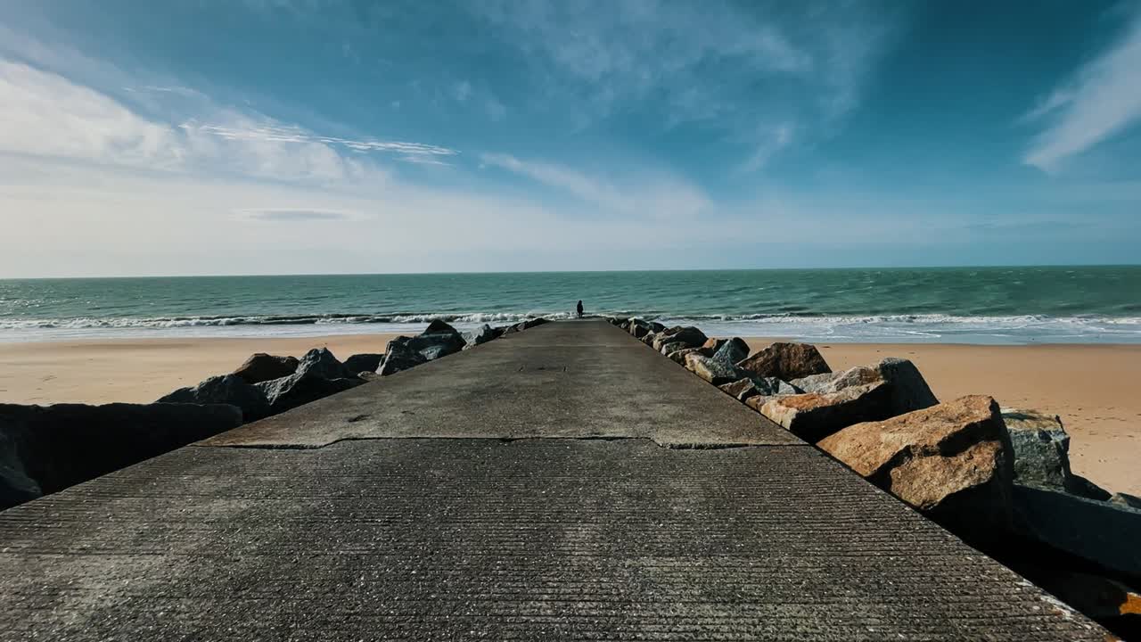 pareja en un hermoso escenario marino