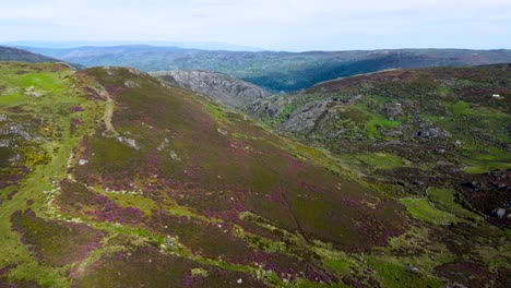 Panorámica-Aérea-De-Camiones-Revela-El-Paisaje-Montañoso-De-La-Ladera-De-Sierra-Segundera,-Drone