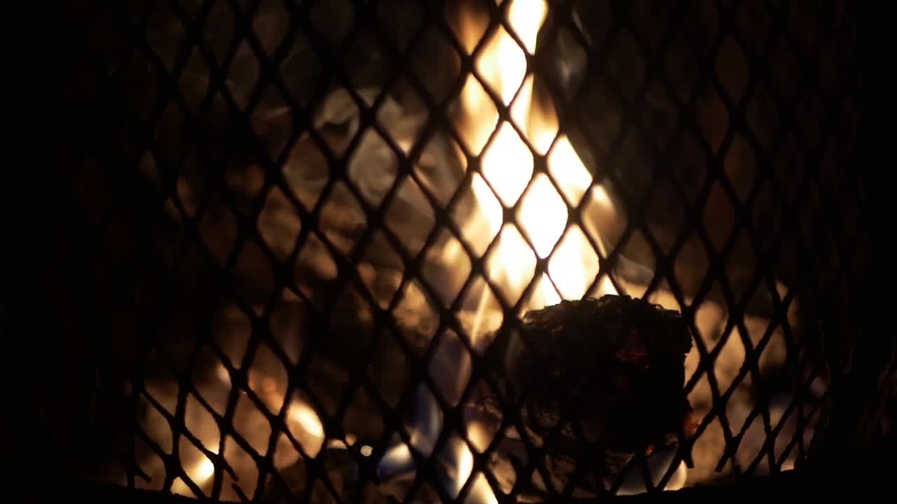 un pequeño fuego de leña en un quemador de fuego al aire libre