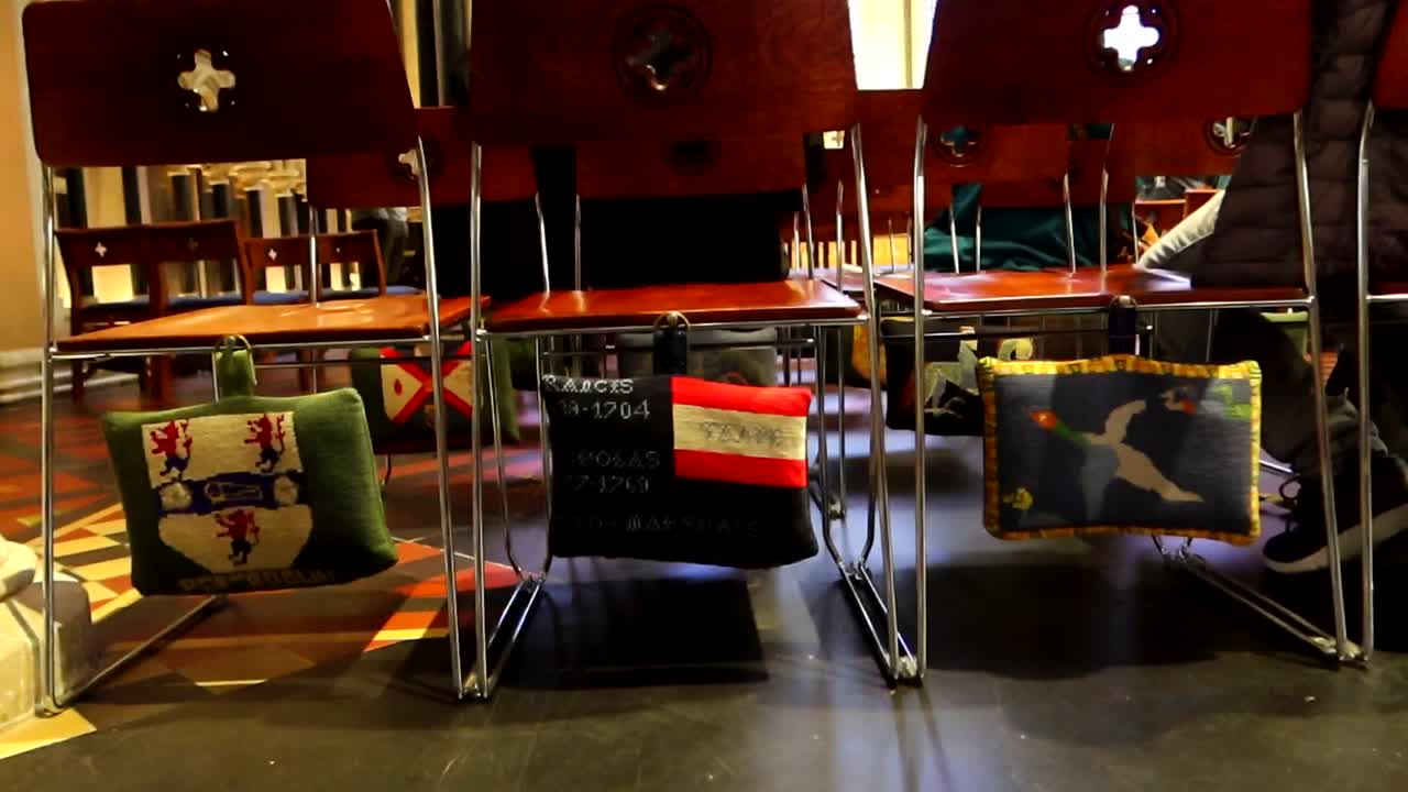 의자에서 매달려 무을 고 기도하는 데 쓰이는 귀여운 봉제된 베개