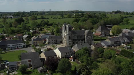 eglise neuvizy, eine kirche im gotischen stil in den ardennen, umgeben von einem kleinen französischen dorf