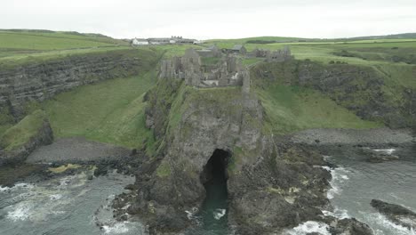 Castillo-De-Dunluce-En-La-Cima-De-La-Isla-Del-Clan-Macdonnell-De-Irlanda-Del-Norte