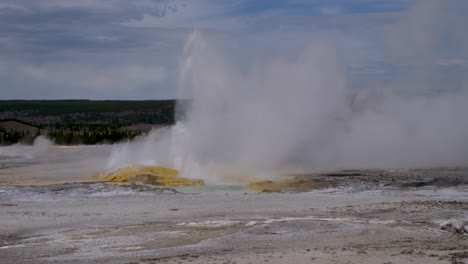 Clepsydra-Geysir,-Der-Im-Yellowstone-Ausbricht