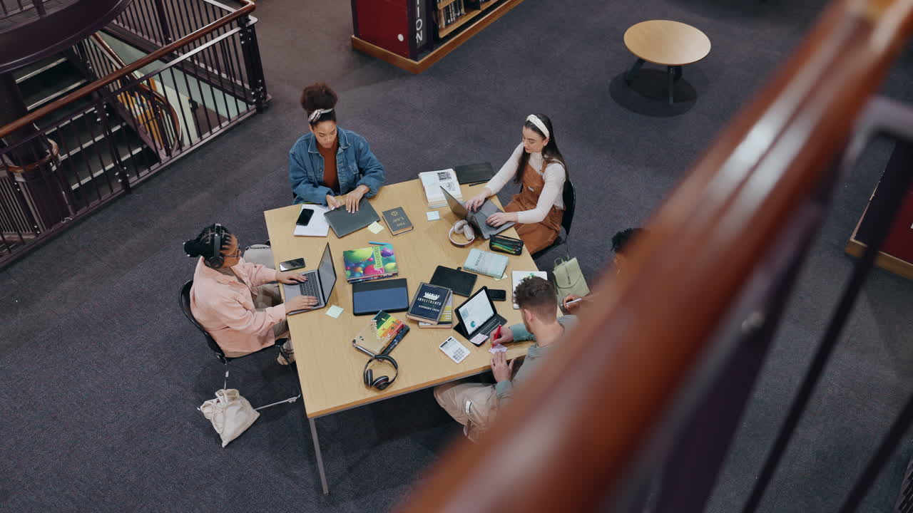 Studerende, der studerer på et bibliotek