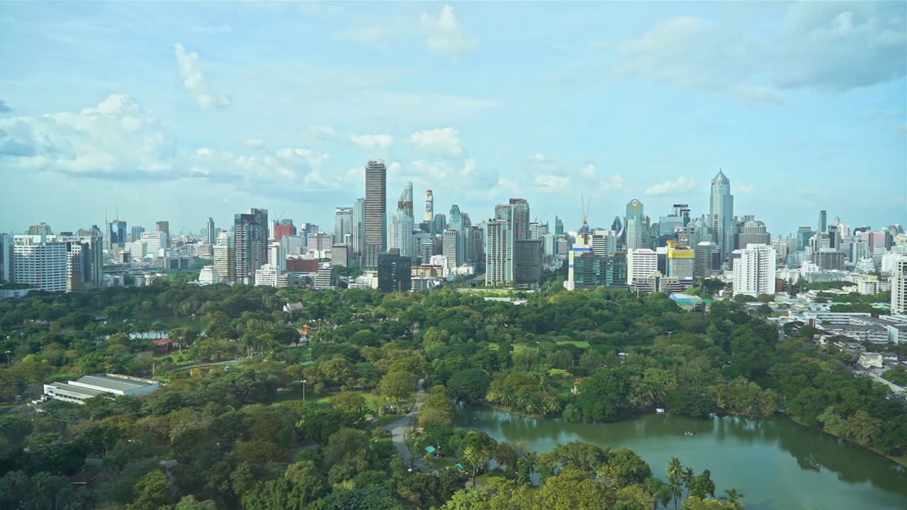 Panoramaudsigt over Bangkoks skyline og skyskrabere fra Lumpini eller Lumphini park