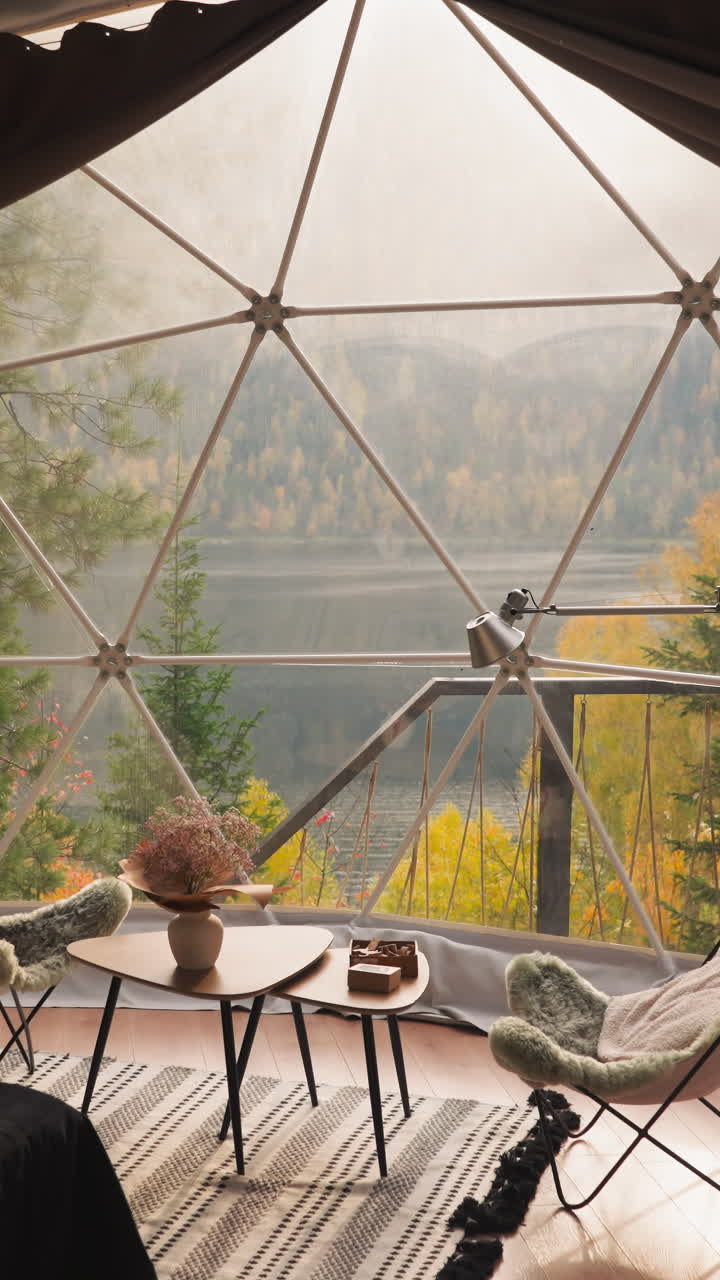 유리 테라스를 갖춘 현대적인 글램핑 하우스, 편안한 가구로 장착된 휴식 장소, 점심 휴식을 취하고 호수 전망을 즐기기 위해 관광객을 위한 글램핑 오두막