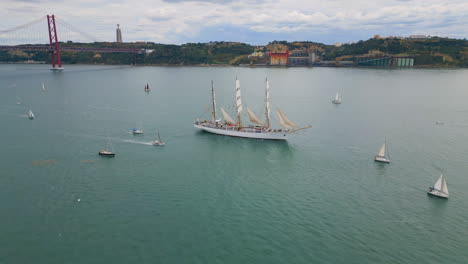 buques del puerto de la bahía vista aérea. transporte acuático en la ciudad portuaria sombría