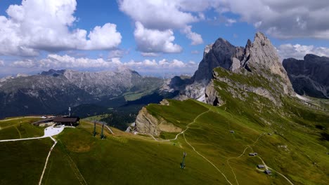 Vistas-Aéreas-Con-Drones-De-La-Cordillera-De-Seceda-Patrimonio-Mundial-De-La-Unesco-En-Los-Dolomitas,-Italia